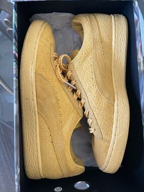 Puma Suede Classic Sneakers in Yellow